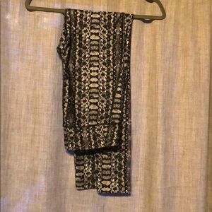 💛Under Armour Sz Large compression leggings💛